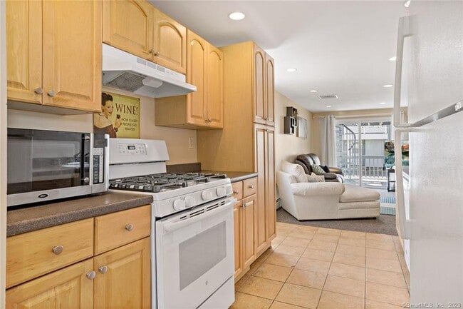 Building Photo - 210 Broadway