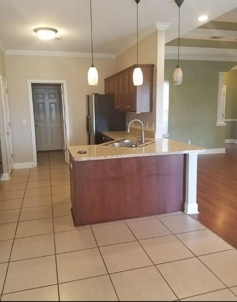 Building Photo - 201 Deanna Green Ln