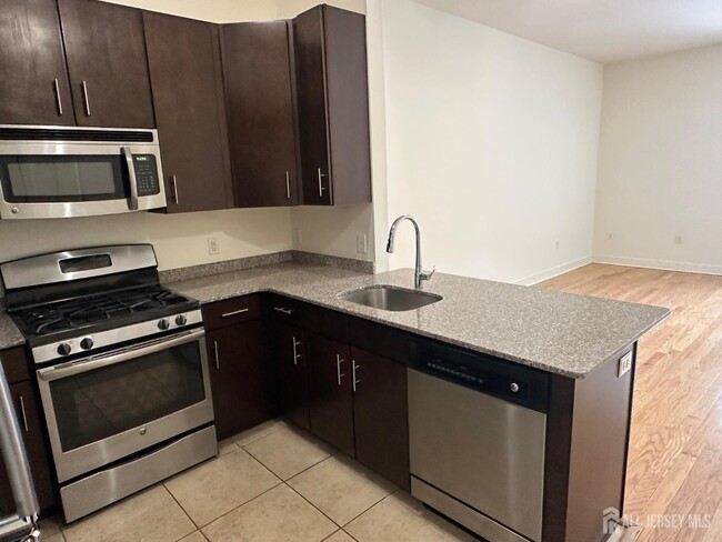 Building Photo - 88 Roosevelt Ave