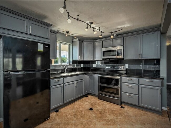 Building Photo - Comfort and Convenience in the Heart of Ke...