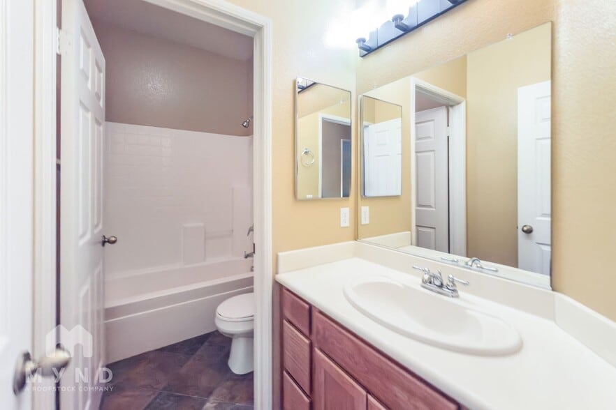 Building Photo - 305 Diamante Way