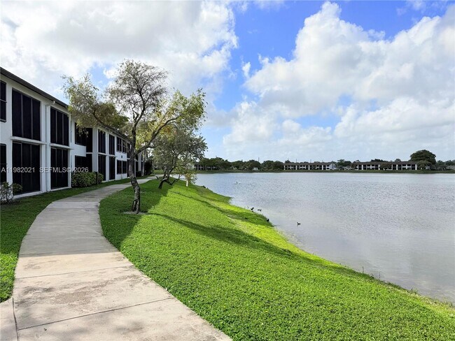 Building Photo - 206 Lake Pointe Dr