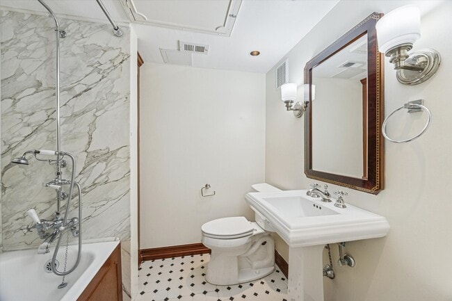 Building Photo - 453 N Post Oak Ln