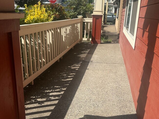 Building Photo - 3 Bedroom Beaverton Home with A/C!