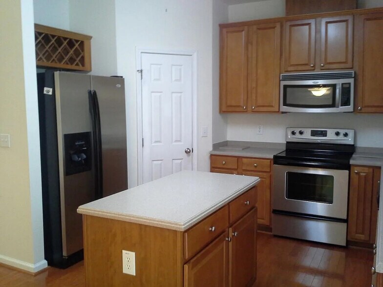 Building Photo - Room in Townhome on Hampshire Downs Dr