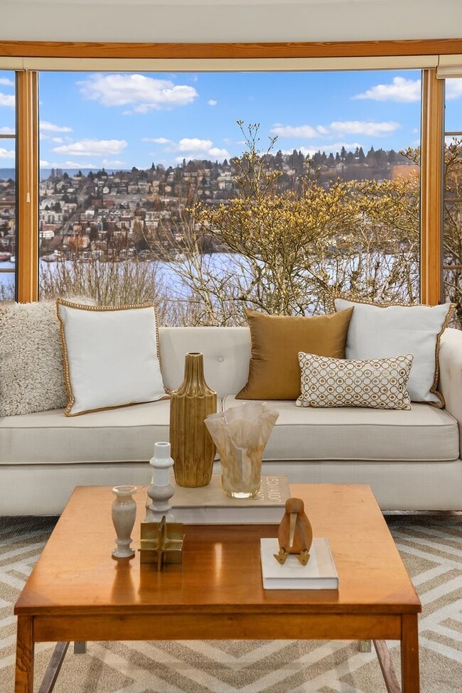 Building Photo - Queen Anne Home