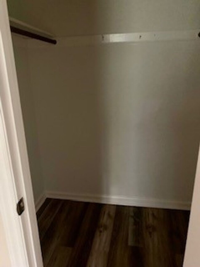 Building Photo - Adorable 2 bedroom 1 bath condominium