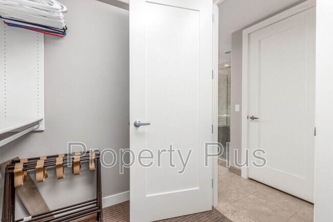 Building Photo - 140 E Rio Salado Pky