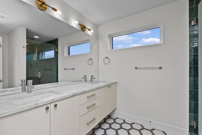 Building Photo - Stunning Modern Air-Conditioned Townhome in Coveted Whittier Heights