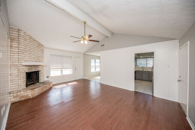 Building Photo - Coming Soon! Southwest Houston 3 bed/2 bat...