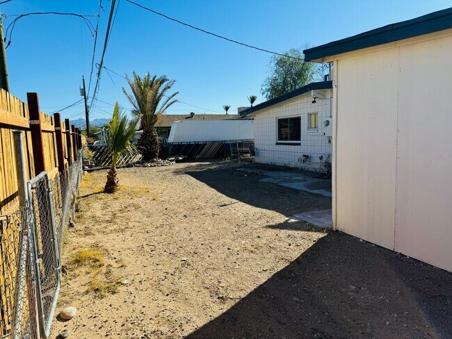 Building Photo - Spacious 3 Bedroom, 2 Bathroom Home with Solar in Bullhead City!