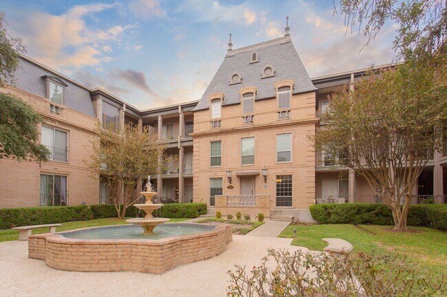 Building Photo - Beautiful Townhome in Alamo Heights!!