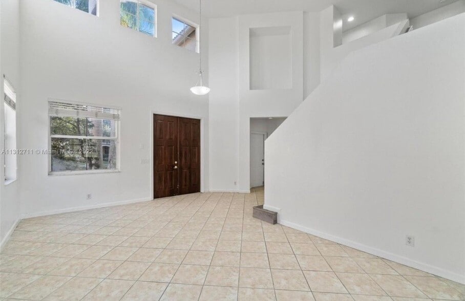 Building Photo - 736 Tulip Cir