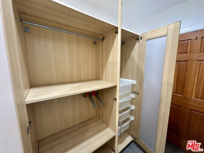 Building Photo - 523 1/2 W 56th St