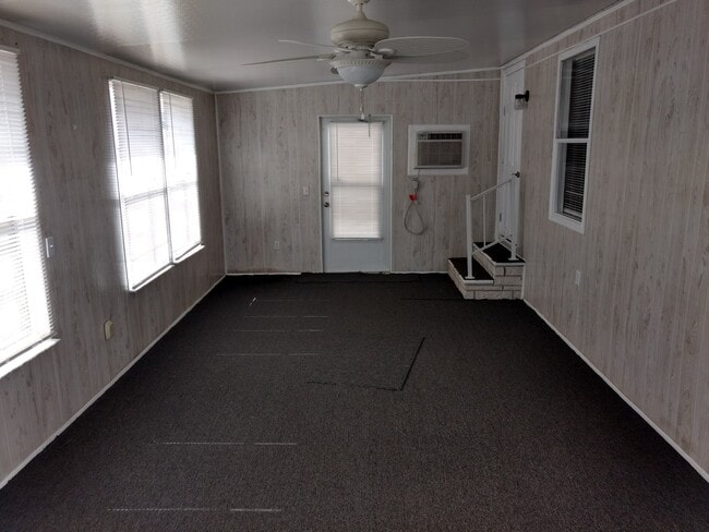 Building Photo - Charming Rental in High Point 55+ Golf Com...