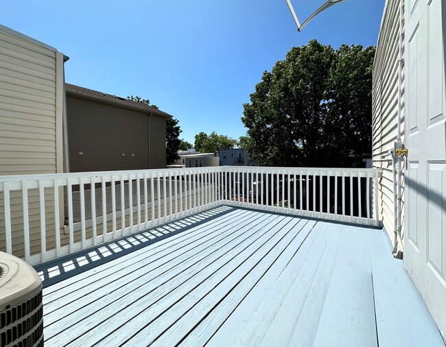 Building Photo - 125 Zabriskie St