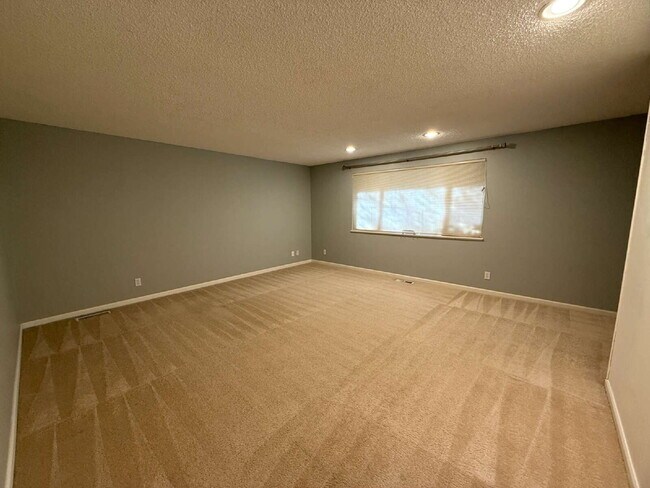 Building Photo - Spacious 4-Bedroom Retreat in Renton Available!