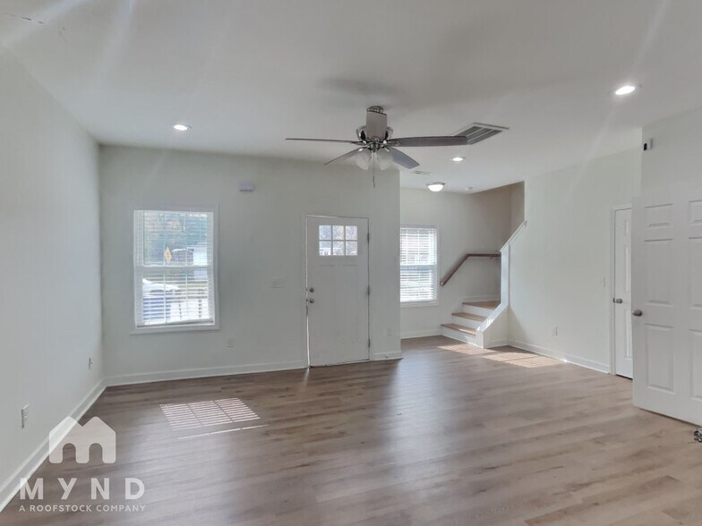 Building Photo - 805 Da Vinci St