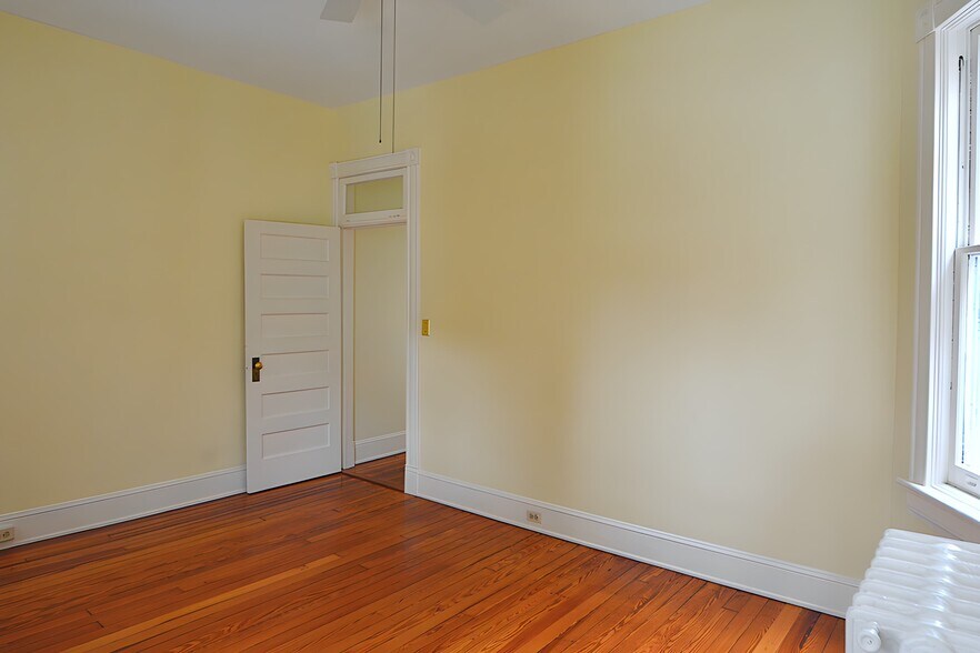 Building Photo - 2025 Grove Ave