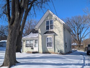 Building Photo - 410 N Henrietta Ave