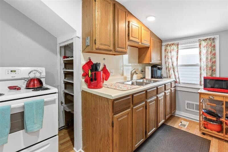 Building Photo - 939 E 3rd St