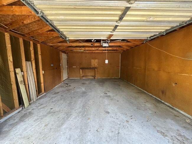 Building Photo - Updated 2 Bedroom Home with Central Air, H...