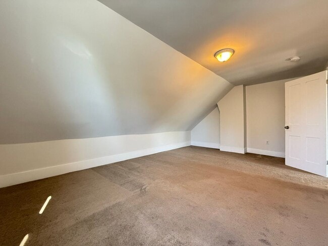 Building Photo - 208 Main St