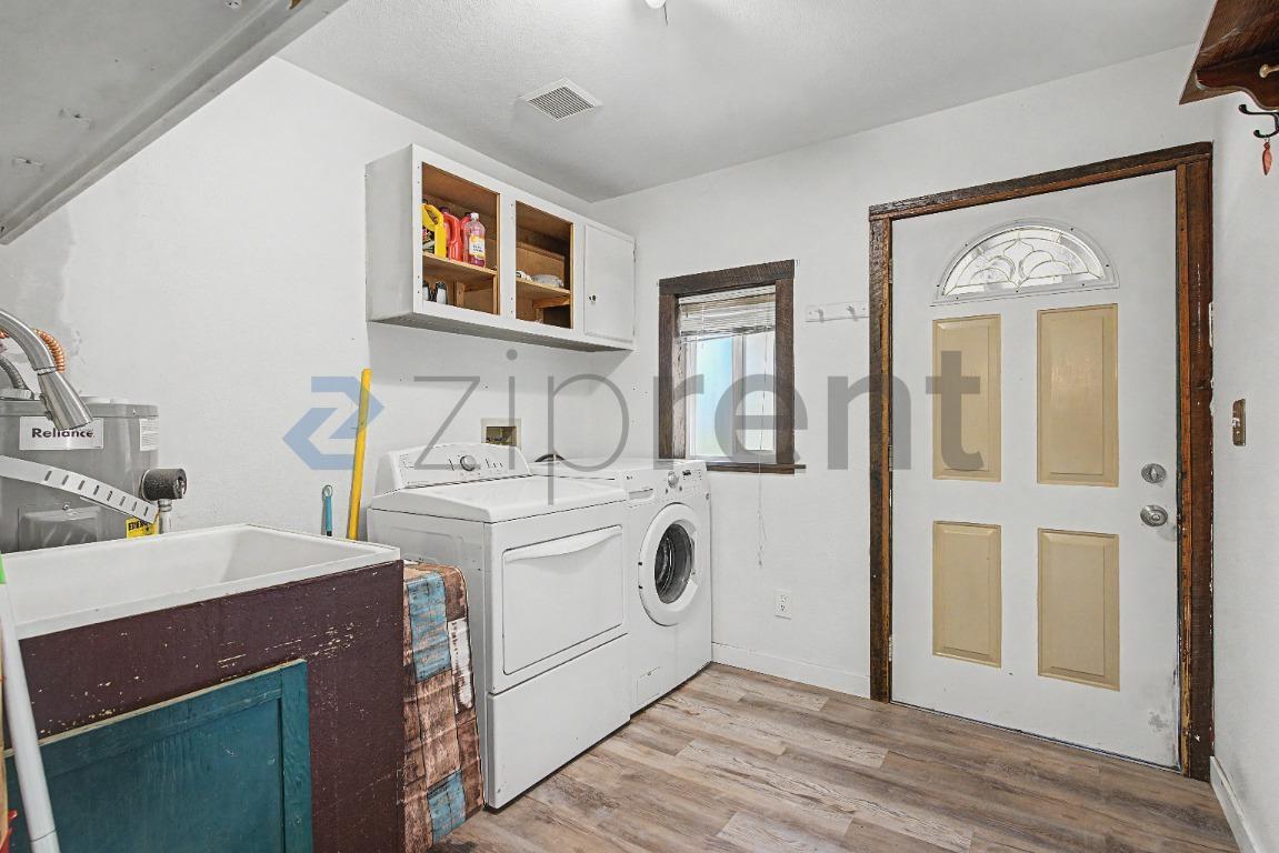 Building Photo - Unit 2