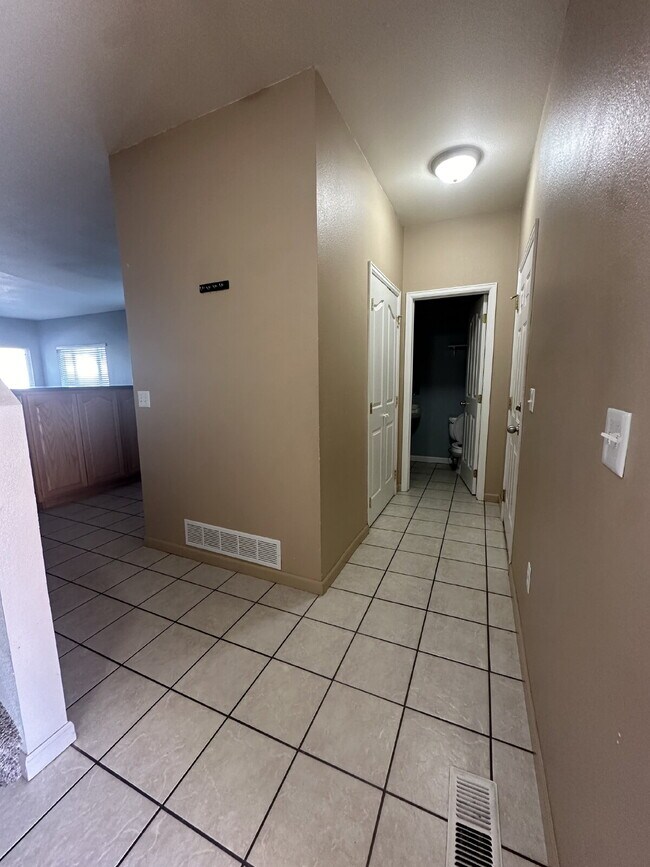 Building Photo - Charming Townhouse for Rent in Cheyenne, WY