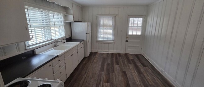 Building Photo - Cute little ranch with screened porch