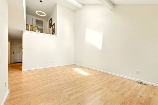 Building Photo - Gorgeous 3 Bed 2.5 Bath Townhome in Little...