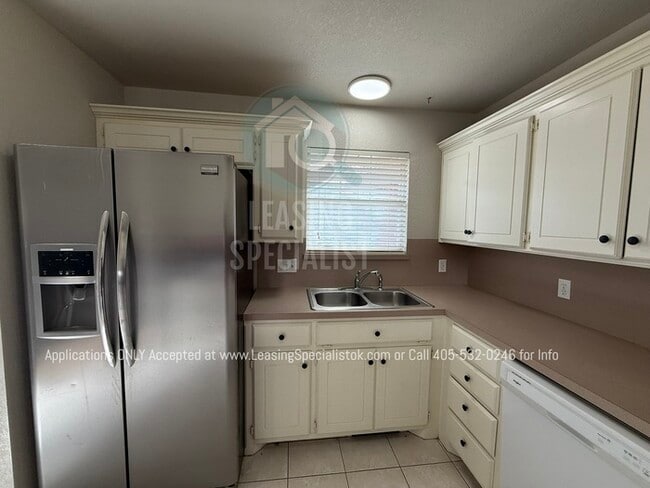 Building Photo - West Norman 3 Bed 2 Bath Garden home!