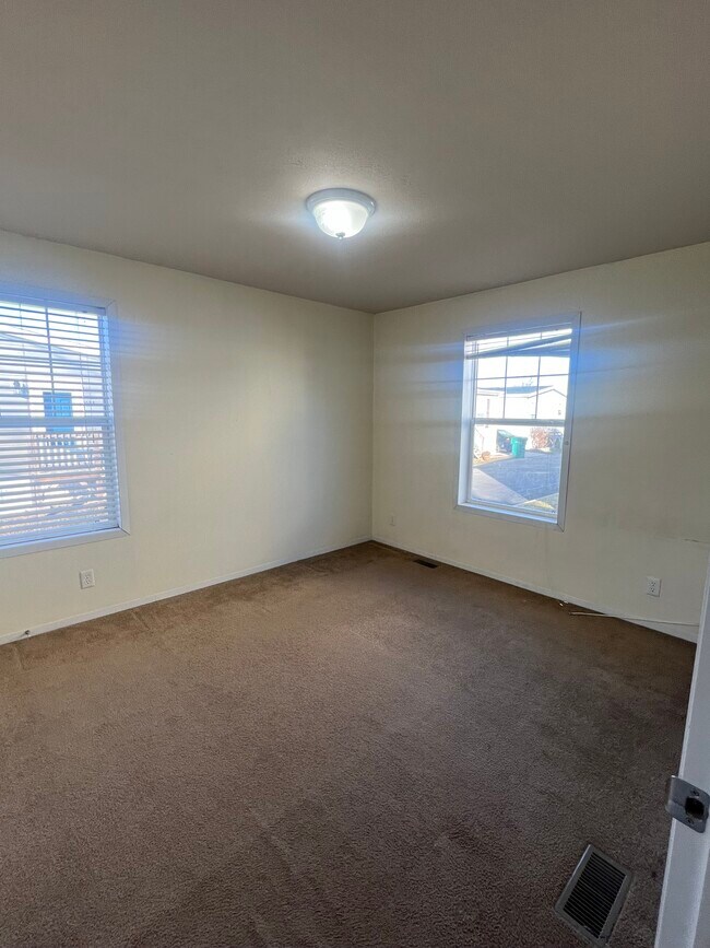 Building Photo - 934 9th St