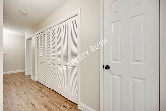 Building Photo - 2323 Green Forest Dr