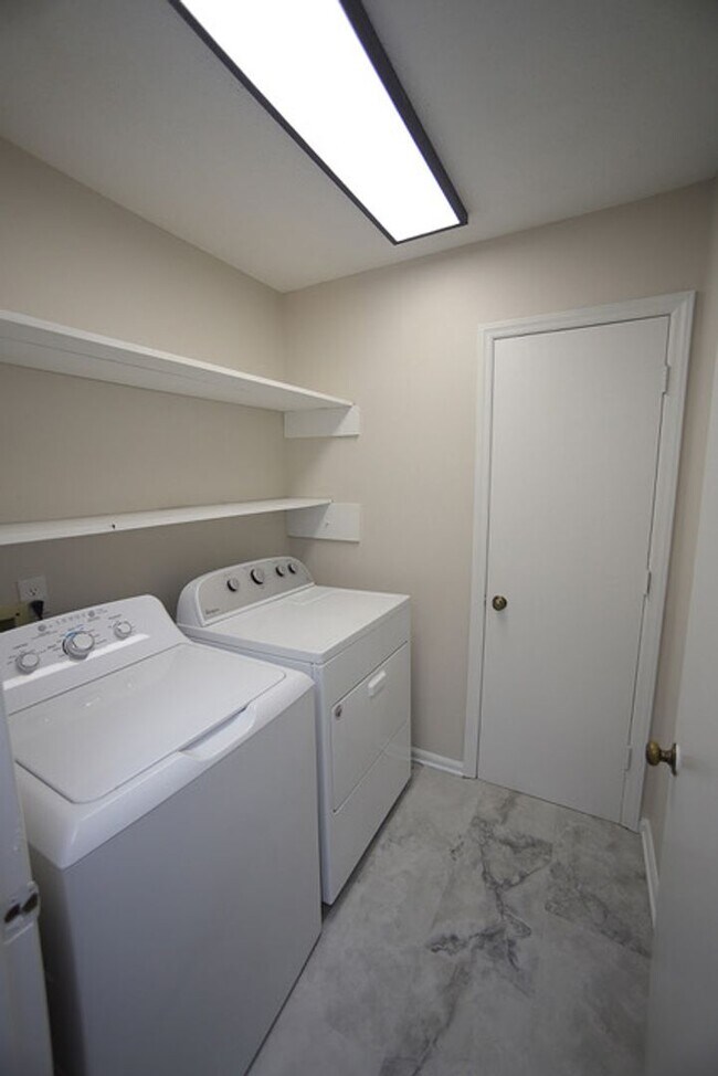 Building Photo - Renovated One Level Home in Fantastic North Raleigh Location!