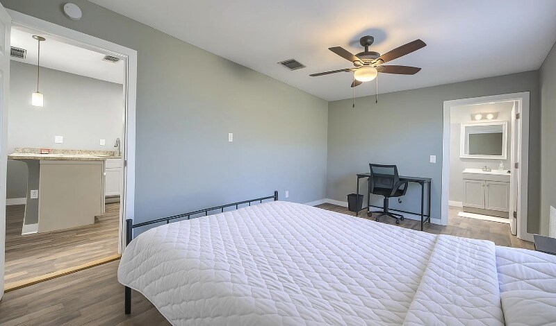 Building Photo - 427 E Southcross