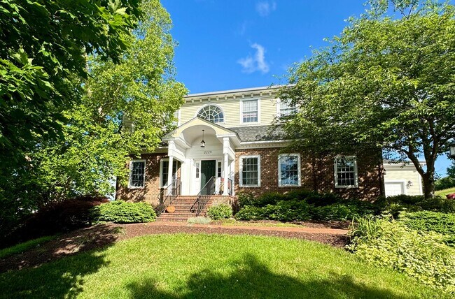 Building Photo - Charming Wyatt Farms Home with Stunning Vi...
