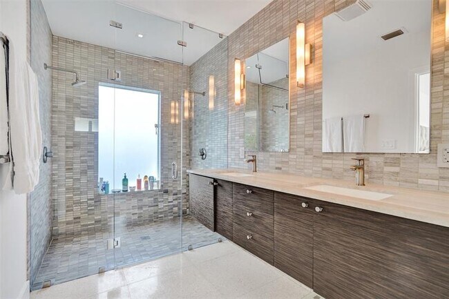 Building Photo - 2514 Yacht Club Blvd