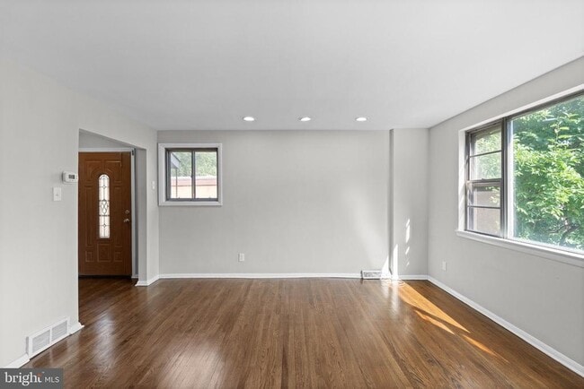 Building Photo - 205 Juniper Rd