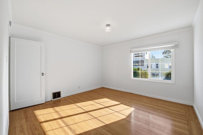 Building Photo - 347 Staples Ave