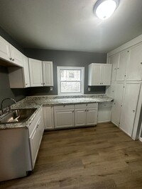 Building Photo - 3 Bed 1.5 Single Family Home Available 2/0...