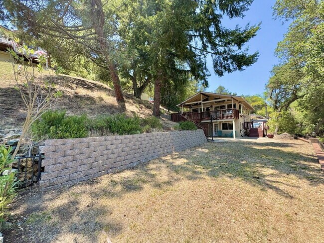 Building Photo - Charming 4-Bed by the Lake in Morgan Hill