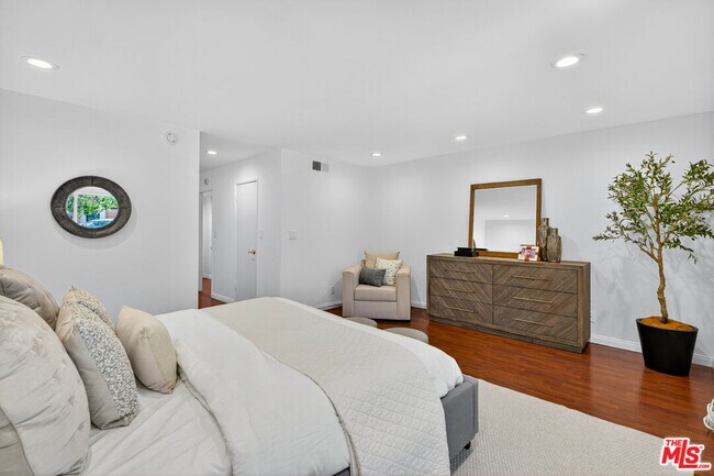 Building Photo - 1920 Pandora Ave