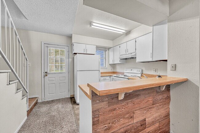 Building Photo - $1,465 - 2 Bed 1 Bath Townhome in Aurora w...