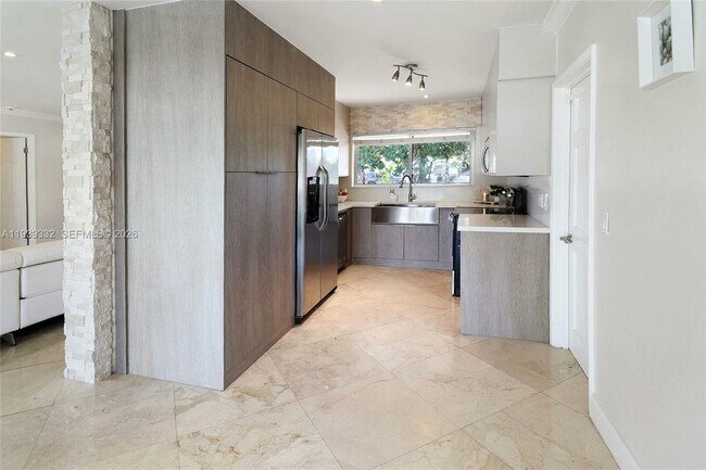 Building Photo - 2031 NE 14th Ct