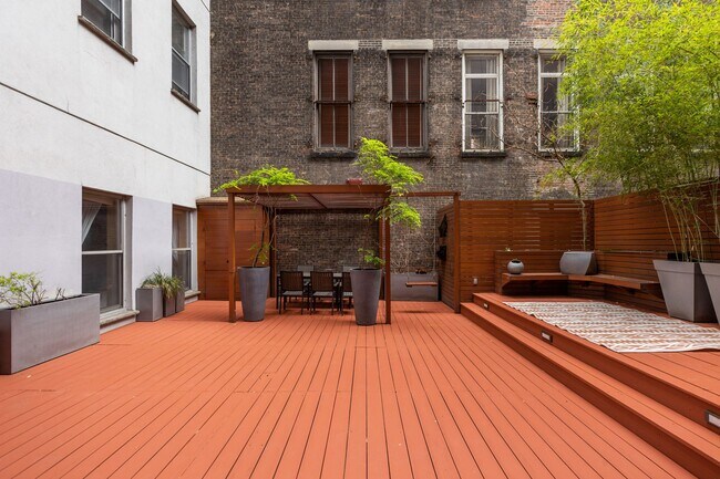 Building Photo - 10 E 14th St