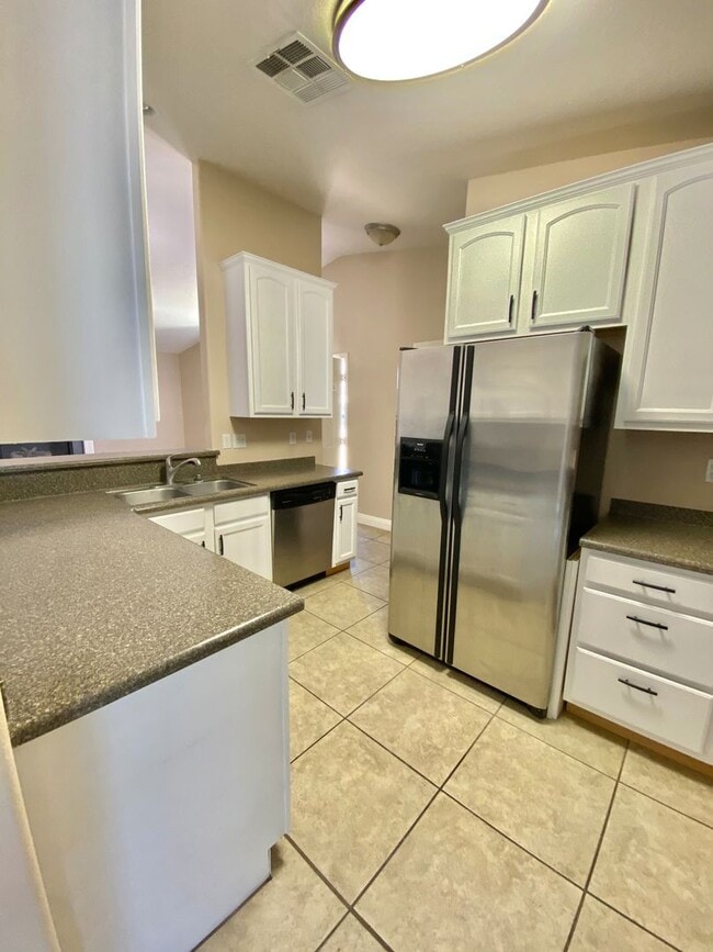 Building Photo - 5553 Baileya Ave