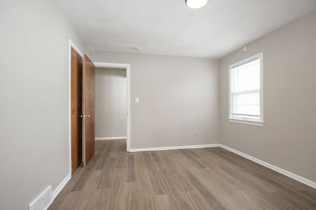 Building Photo - Spacious 3 bedroom/2 bath Cleveland Hts single family house!