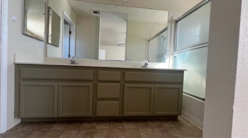 Building Photo - 1465 Venice Cir