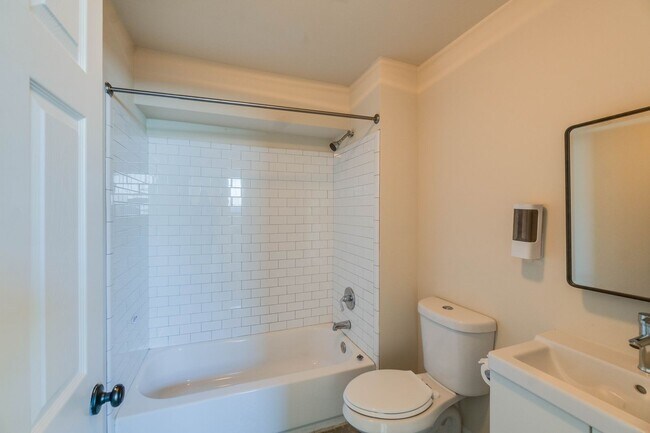 Building Photo - Newly Updated 4/3 in Howell Station w/ Ful...